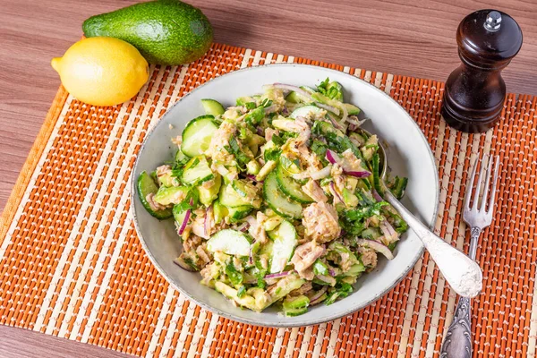 Ensalada con pollo y verduras — Foto de stock © Hannleonphoto #105388664