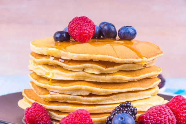 Une Pile Crêpes Aux Baies Sirop Érable Gros Plan Sur — Photo