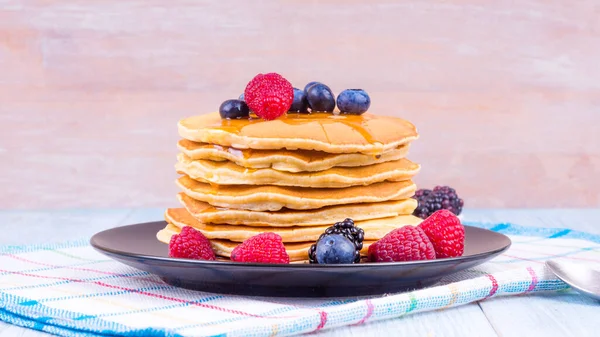 Une Pile Crêpes Aux Baies Sirop Érable Gros Plan Sur — Photo