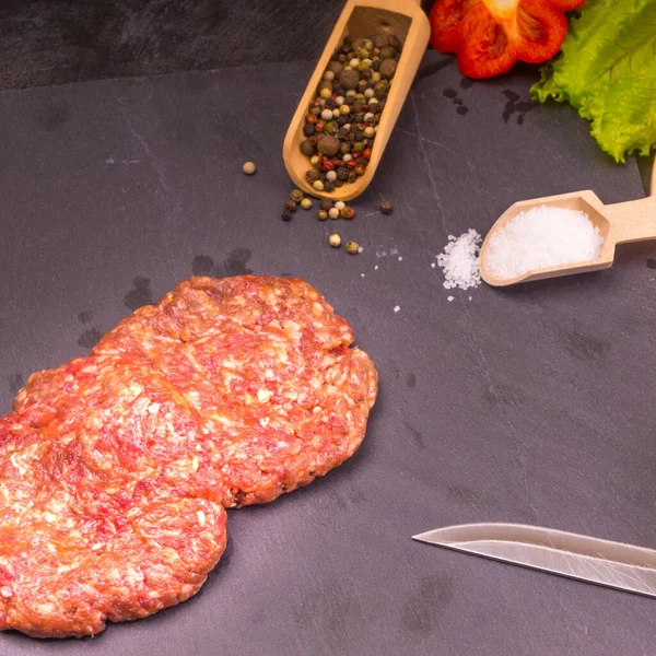 Fondo Culinario Hamburguesas Crudas Sobre Fondo Oscuro Con Ingredientes Sal —  Fotos de Stock