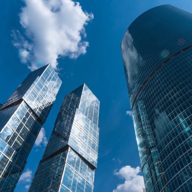 Gökyüzünün dibinden panoramik bir görüntü ve şehir merkezinde bulutlar.  