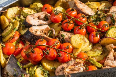 Sebzeli rosto ve kabaklı balık parçaları - kabaklı, dallı vişneli domates, patates, soğan, üst görünüm