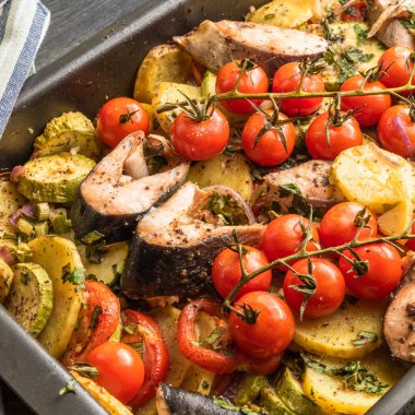 Sebzeli ev yapımı rosto ve kabaklı balık parçaları. Alabalık, kabak, dalda kiraz domates, patates, soğan.