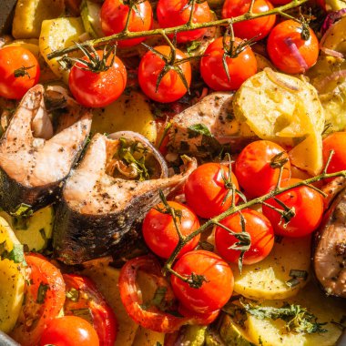 Sebzeli ev yapımı rosto ve kabaklı balık parçaları. Alabalık, kabak, dalda kiraz domates, patates, soğan.