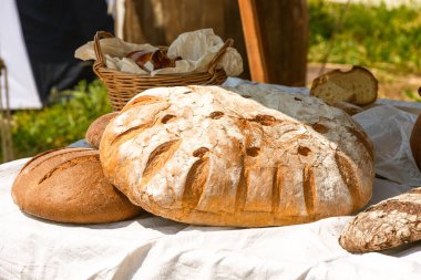 Bir sokak tezgahında rustik bir arka planda ekmek büyük somun.