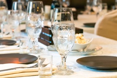 Tatil, doğum günü, düğün, ziyafet için bir kafede servis edilen masalar.