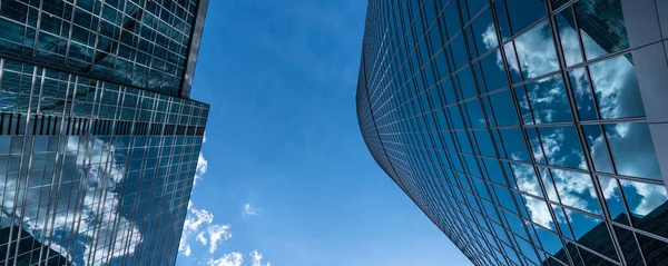 Gökyüzünün dibinden panoramik bir görüntü ve şehir merkezinde bulutlar.  