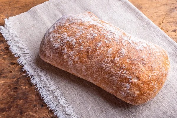 Pan Ciabatta Italiano Tradicional Una Servilleta Lino Una Vieja Mesa — Foto de Stock