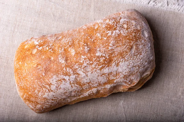 Tradiční Italský Ciabatta Chléb Lněném Ubrousku Starém Venkovském Dřevěném Stole — Stock fotografie