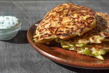 Vejetaryen mutfağı - Lahanadan sebzeli krep ve kabaklı beyaz soslu kabak tabağı.