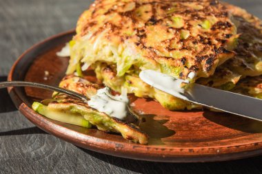 Vejetaryen mutfağı - Lahanadan sebzeli krep ve kabaklı beyaz soslu kabak tabağı.