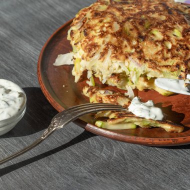 Vejetaryen mutfağı - Lahanadan sebzeli krep ve kabaklı beyaz soslu kabak tabağı.