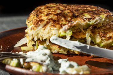 Vejetaryen mutfağı - Lahanadan sebzeli krep ve kabaklı beyaz soslu kabak tabağı.