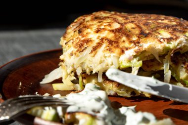 Vejetaryen mutfağı - Lahanadan sebzeli krep ve kabaklı beyaz soslu kabak tabağı.