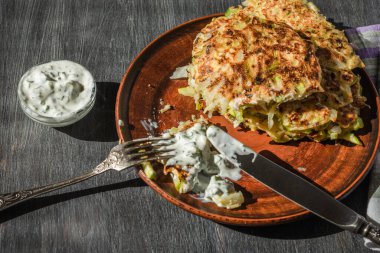 Vejetaryen mutfağı - Lahanadan sebzeli krep ve kabaklı beyaz soslu kabak tabağı.
