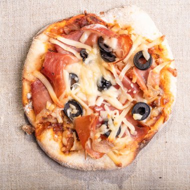 Geleneksel İtalyan aperatifi - mini pizza, keten peçeteli pizza - Roma usulü.