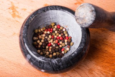 Taş havanda biber karışımı.