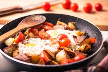 Geleneksel kırsal yemek, tavada yumurta ve kiraz domatesli kızarmış patates..