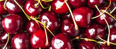 Tatlı bir kirazın olgun meyvelerini yakından çek. Tatlı kirazlı Makro fotoğraf, kırmızı böğürtlen arka plan