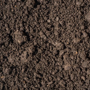 Koyu kahverengi ezilmiş ova turbası, gübre ve toprak bileşeni - tarım için arka plan