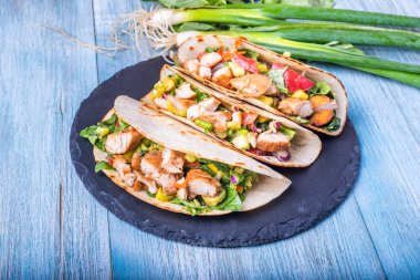 Sebzeli taco, avokado ve tavuk göğsü. Geleneksel Meksika mezesi.