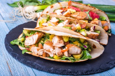 Sebzeli taco, avokado ve tavuk göğsü. Geleneksel Meksika mezesi.