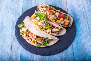 Sebzeli taco, avokado ve tavuk göğsü. Geleneksel Meksika mezesi.