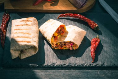 Geleneksel Meksika vejetaryen dürümü servis panosunda.