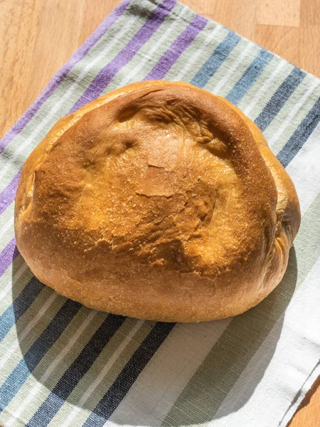 Een Brood Van Zelfgemaakt Tarwebrood Een Rustiek Gestreepte Keukendoek Bovenaanzicht — Stockfoto