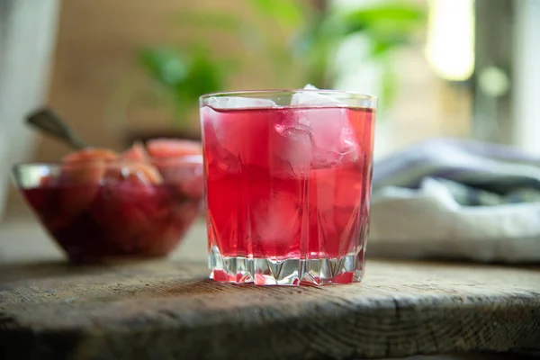 Boisson Aux Fruits Rouges Avec Glace Sur Fond Rustique — Photo