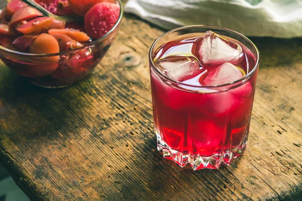 Rotes Fruchtgetränk Mit Eis Auf Einem Alten Rustikalen Tisch Mit — Stockfoto