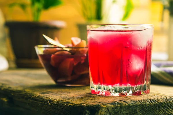 Bevanda Frutta Rossa Con Ghiaccio Sfondo Rustico — Foto Stock