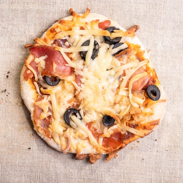 Aperitivo Italiano Tradicional Mini Pizza Pizzetta Com Jamon Guardanapo Linho — Fotografia de Stock