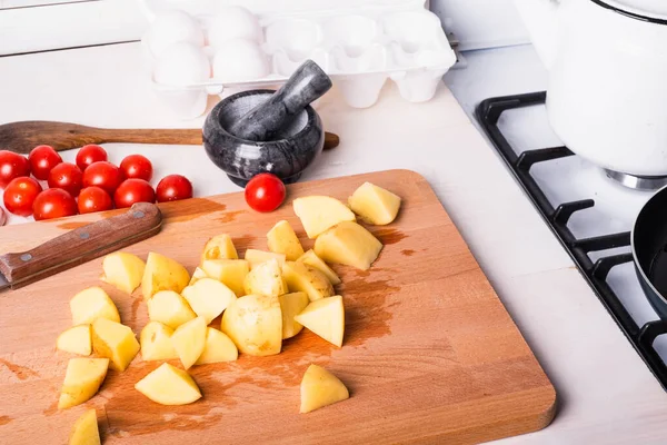 Cocina Trozos Papas Una Tabla Cortar Tomates Huevos Mesa Junto — Foto de Stock