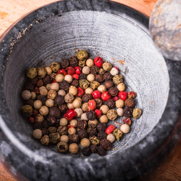 Taş havanda biber karışımı.