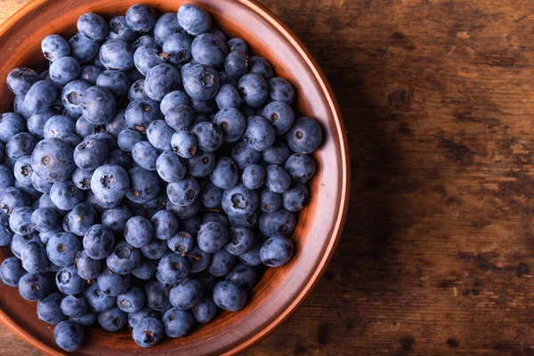 Smaklig Mogen Blåbär Lerskål Rustik Träbord Närbild Kopiera Utrymme — Stockfoto