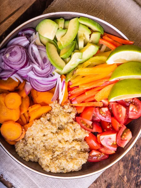 Ensaladera Con Quinua Zanahorias Aguacate Cebolla Pimienta Tomate Con Rodajas — Foto de Stock