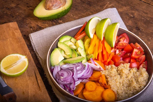 Ensaladera Con Quinua Zanahorias Aguacate Cebolla Pimienta Tomate Con Rodajas — Foto de Stock