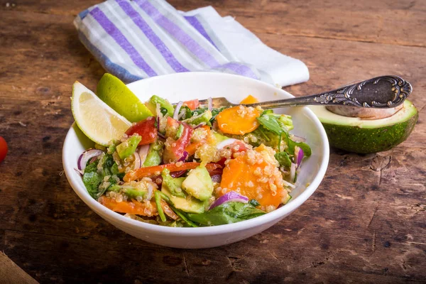 Bowl Salată Quinoa Morcovi Avocado Ceapă Piper Roșii Felii Var — Fotografie, imagine de stoc