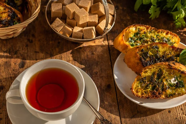 Mittagessen Tee Und Traditionelles Französisches Baguette Toast Mit Butter Petersilie — Stockfoto