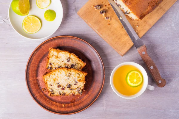 Skivad Hemmagjord Russinmuffins Lertallrik Närbild Och Kopp Med Lime Ovanifrån — Stockfoto