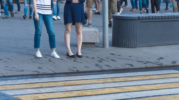 Mujeres Vestido Jeans Paran Paso Peatones Cruzando Calle — Foto de Stock