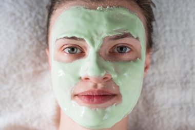 Yosun kozmetik maskeli çekici bir kadının yüzü. Kozmetik ameliyatlar.