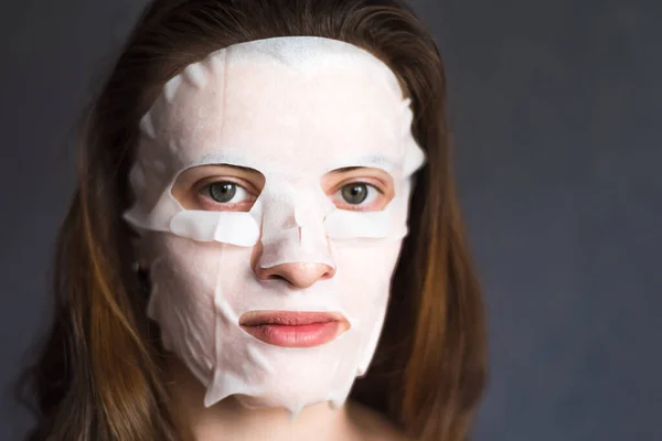 Twarz Młodej Kobiety Maską Kosmetyczną Nawilżającą Tkankę Zabiegi Kosmetyczne — Zdjęcie stockowe