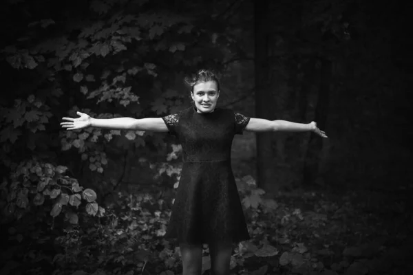 Ελκυστική Χαρούμενη Νεαρή Γυναίκα Ένα Σκοτεινό Δάσος — Φωτογραφία Αρχείου