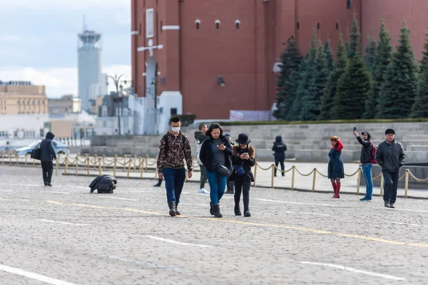 Rússia Moscou Março 2020 Pessoas Caminham Longo Praça Vermelha Moscou — Fotografia de Stock