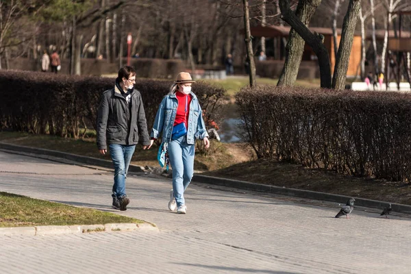 Moscú Rusia Marzo 2020 Una Joven Pareja Caminando Por Parque — Foto de Stock