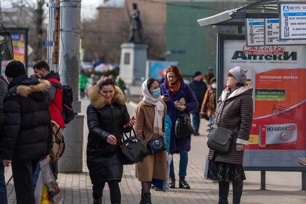 Россия Москва Марта 2020 Года Одна Женщина Стоит Автобусной Остановке — стоковое фото