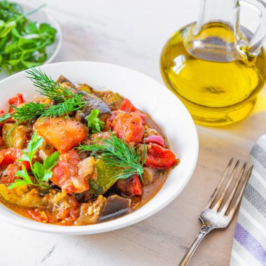 Tabakta ev yapımı sebzeler - geleneksel Fransız kırsal yemeği, ratatouille