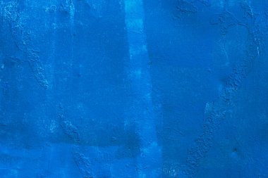 Metal yüzey dikkatsizce mavi renge boyanmış, arkaplan